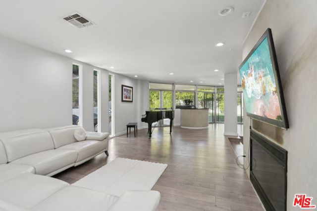 15539 Hamner Drive, Los Angeles CA: https://media.crmls.org/mediaz/db5c9bd6-9fa7-4b60-9cb3-18e0ff334419.jpg
