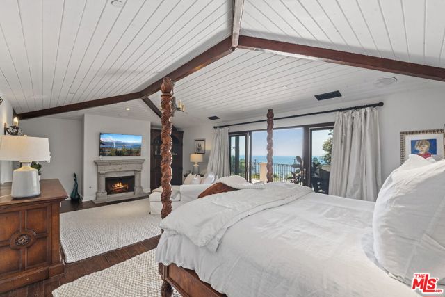 27355 Pacific Coast Highway, Malibu CA: https://media.crmls.org/mediaz/db5d497a-97be-478e-a577-0f681c6fae54.jpg
