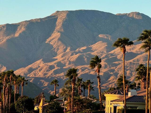 47325 Via Koron, La Quinta CA: https://media.crmls.org/mediaz/db5d83c7-1eaf-4b09-a4c1-75a9bb41af8c.jpg