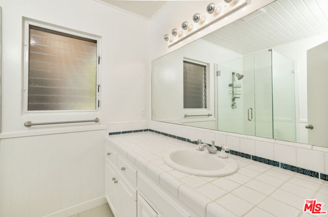 1053 Maroney Lane, Pacific Palisades CA: https://media.crmls.org/mediaz/db5ea821-c617-41a4-ad87-dd595e389ced.jpg