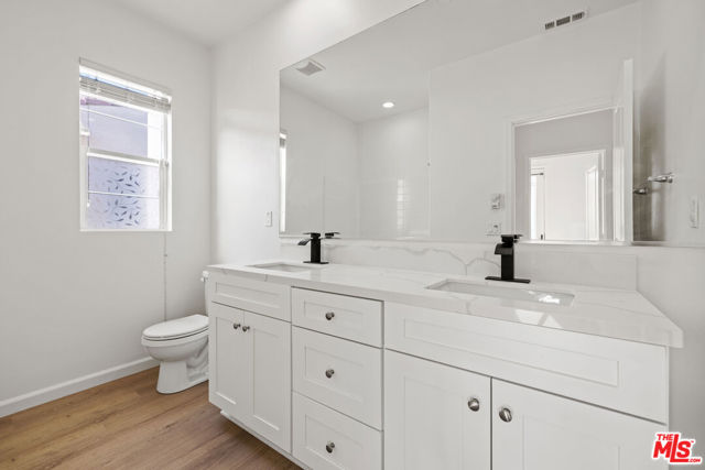 21749 Bene Drive, Santa Clarita CA: https://media.crmls.org/mediaz/db5ec4cd-8478-4a84-8caa-eb6ffa2d70e6.jpg
