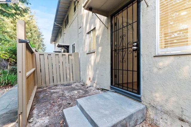 462 Craven Court, Hayward CA: https://media.crmls.org/mediaz/db5ee3f4-8ce9-4628-b64e-a26a5ed293b4.jpg