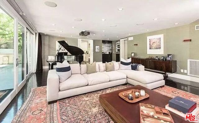 9684 Wendover Drive, Beverly Hills CA: https://media.crmls.org/mediaz/db5f1d77-d526-47a9-adaf-0940cfba62a2.jpg