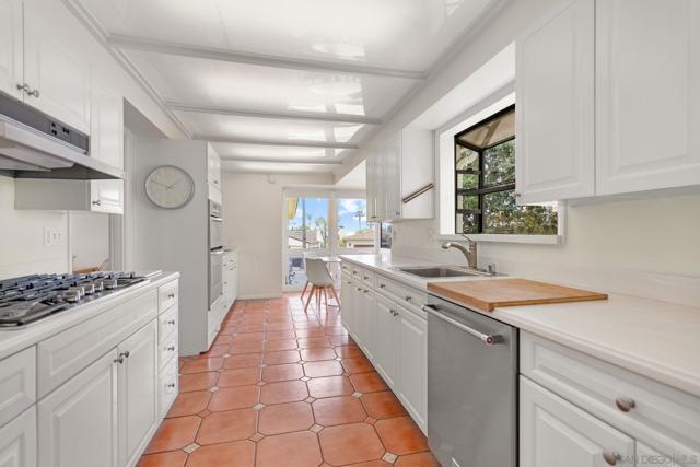 6423 Avenida Cresta, La Jolla CA: https://media.crmls.org/mediaz/db5f3f33-161b-4427-b594-37c0118de71f.jpg