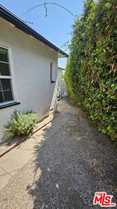 2615 W Edgehill, Los Angeles CA: https://media.crmls.org/mediaz/db5ffec0-e7ad-4bc5-ac9b-4f44ff97203c.jpg