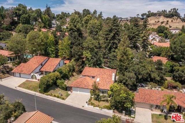 10411 Windtree Drive, Bel Air CA: https://media.crmls.org/mediaz/db607990-0e97-4685-96f7-2bc2ae216488.jpg