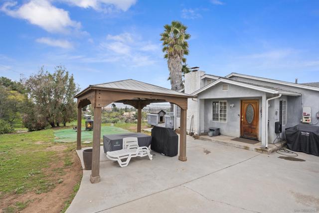 8016 Sterling Dr, El Cajon CA: https://media.crmls.org/mediaz/db60847e-6ef8-4007-8f85-1e1a712f4a68.jpg
