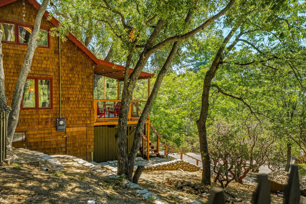https://media.crmls.org/mediaz/db627776-39aa-4563-a07b-672cb1ec1e78.jpg?preset=X-Large