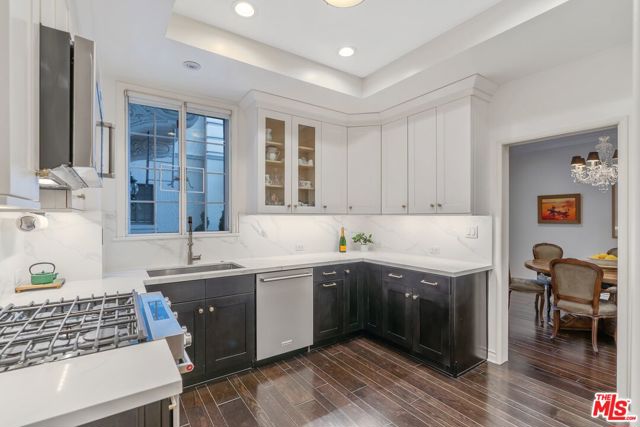 308 N Sycamore Avenue, Los Angeles CA: https://media.crmls.org/mediaz/db62ab88-13d4-4dd3-bb77-5b72514821f4.jpg