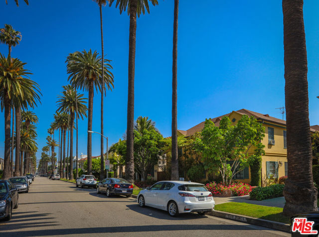 438 S Palm Drive, Beverly Hills CA: https://media.crmls.org/mediaz/db633227-02b6-4381-9562-d43a5708db71.jpg