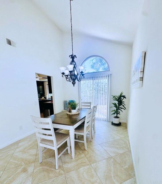 Detail Gallery Image 10 of 24 For 1984 Casablanca Ct, Vista,  CA 92081 - 3 Beds | 2/1 Baths