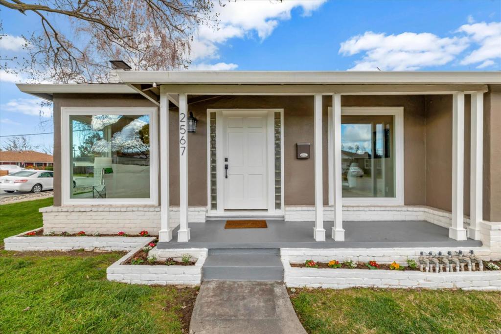 2567 Fernwood Avenue