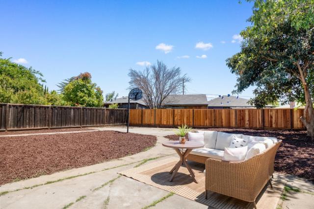120 Abelia Way, East Palo Alto CA: https://media.crmls.org/mediaz/db63d966-d89f-4ea5-9335-8ac8dc813fc2.jpg