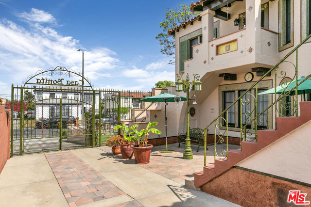 1557 S Genesee Avenue, Los Angeles CA: https://media.crmls.org/mediaz/db646a4b-f7e3-4681-85ba-5ba9e4a00062.jpg