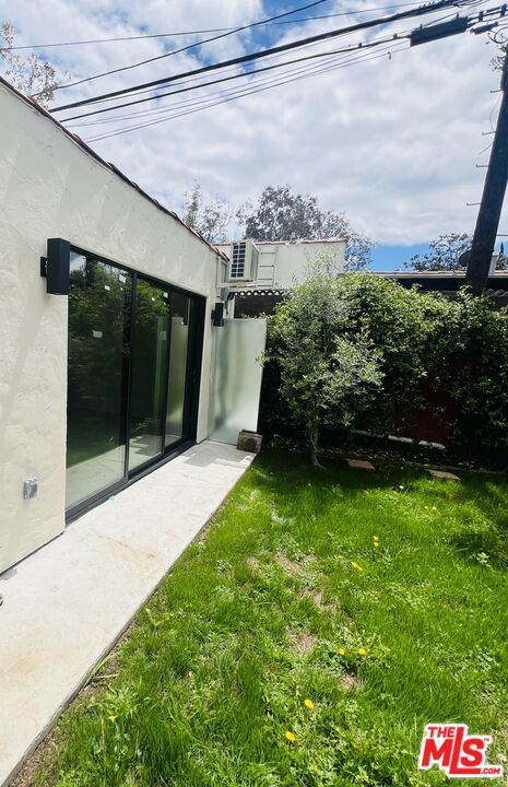 8916 Cadillac Avenue, Los Angeles CA: https://media.crmls.org/mediaz/db662832-61dd-4830-a144-bf1b4cc0071b.jpg