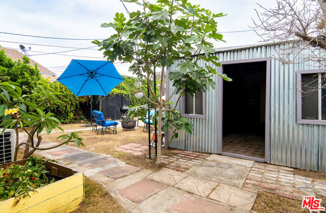 1872 W 38th Place, Los Angeles CA: https://media.crmls.org/mediaz/db685d75-c059-4f2c-99b4-7ce0459ebc18.jpg