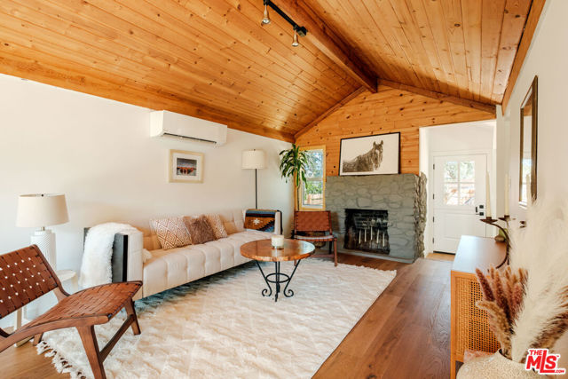 19777 Grand View Drive, Topanga CA: https://media.crmls.org/mediaz/db6908eb-d26c-47a2-8086-7b1821891bb7.jpg