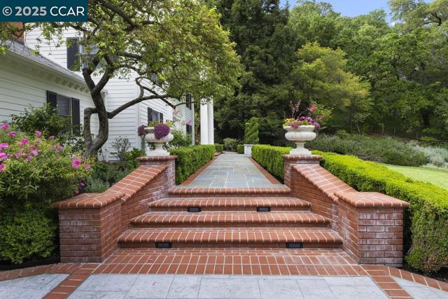 32 Kensington Ct, Alamo CA: https://media.crmls.org/mediaz/db69ef83-238e-45a3-989a-ac15dad16e6e.jpg