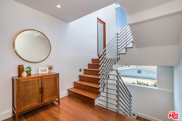 2336 Boone Avenue, Venice CA: https://media.crmls.org/mediaz/db6b5962-5e87-4510-9429-7815b76d0b52.jpg