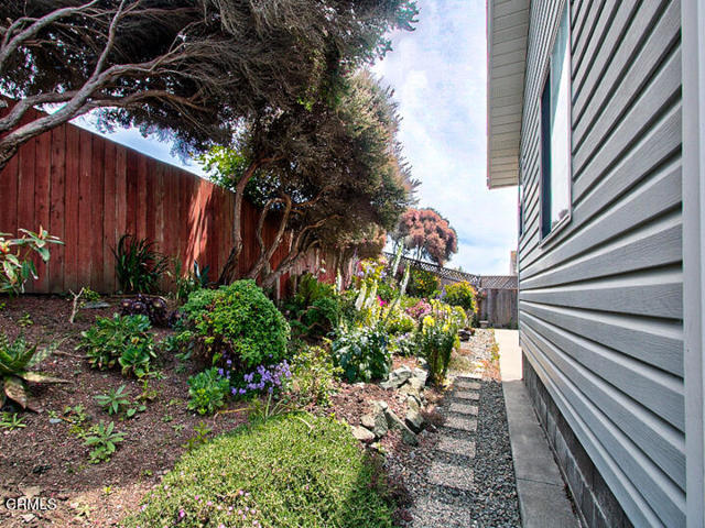 924 Glass Beach Drive, Fort Bragg CA: https://media.crmls.org/mediaz/db6bf343-bc90-4f46-a053-125109f7ee09.jpg