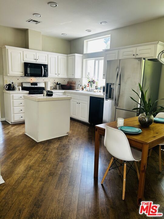 121 Navajo Lane, Topanga CA: https://media.crmls.org/mediaz/db6c030b-848f-4cdb-a7fa-c796dec97354.jpg
