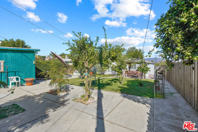 7427 Cleon Avenue, Sun Valley CA: https://media.crmls.org/mediaz/db6d50c0-4cba-4af5-ac66-f6aa29a80ed0.jpg