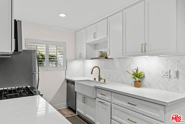 4381 Ventura Canyon Avenue, Sherman Oaks CA: https://media.crmls.org/mediaz/db6e7a94-793d-4e71-b9b5-54e2449b00bf.jpg