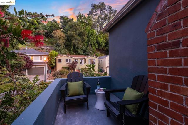 2 Humphrey Place, Oakland CA: https://media.crmls.org/mediaz/db6e8344-00bd-4c71-96d6-451481aae58a.jpg