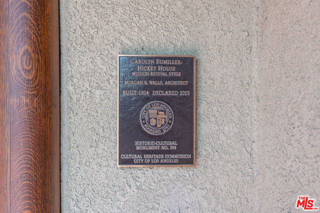 1049 Elden Avenue, Los Angeles CA: https://media.crmls.org/mediaz/db6ed788-87fa-4942-96bf-46945cf87e53.jpg