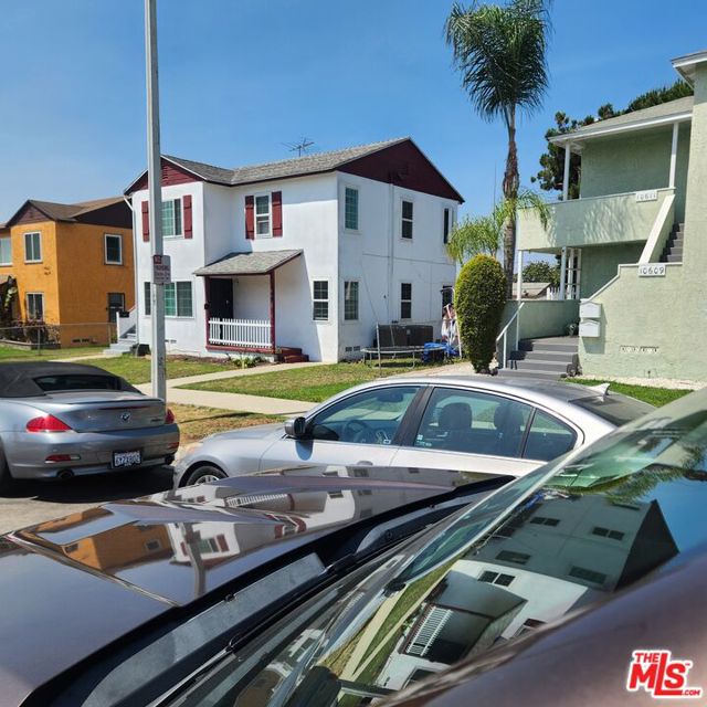 10613 Haas Avenue, Los Angeles CA: https://media.crmls.org/mediaz/db6f397b-8896-4539-aed7-93109dad2a9c.jpg
