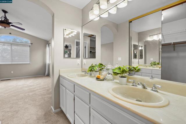 2063 BLUEROCK CT, Concord CA: https://media.crmls.org/mediaz/db6f3cdb-4061-4ba2-93c7-eed64be77d1d.jpg