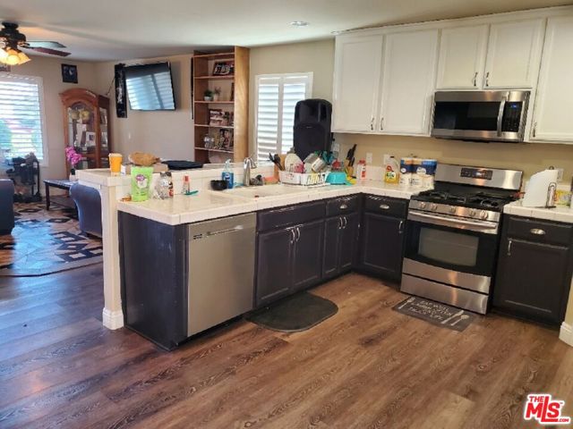 527 Shady Meadow Court, Bakersfield CA: https://media.crmls.org/mediaz/db6ffd86-cc0f-47b8-9d26-fc216946a354.jpg