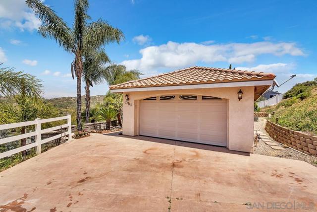 22318 Casa De Carol, Ramona CA: https://media.crmls.org/mediaz/db701fc7-6f9f-4a43-bfe4-37558e4a7002.jpg