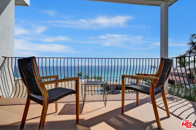 18111 Coastline Drive, Malibu CA: https://media.crmls.org/mediaz/db702882-2653-47a1-82e2-5a122cff845b.jpg