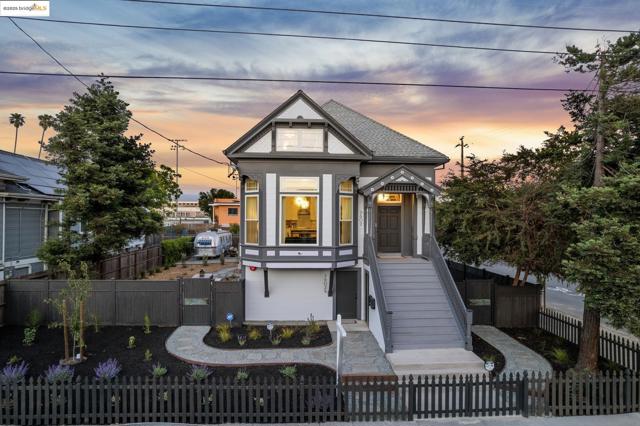 2602 Adeline St, Oakland CA: https://media.crmls.org/mediaz/db70c8ae-7e0a-49b4-8db3-bafac3cae00c.jpg