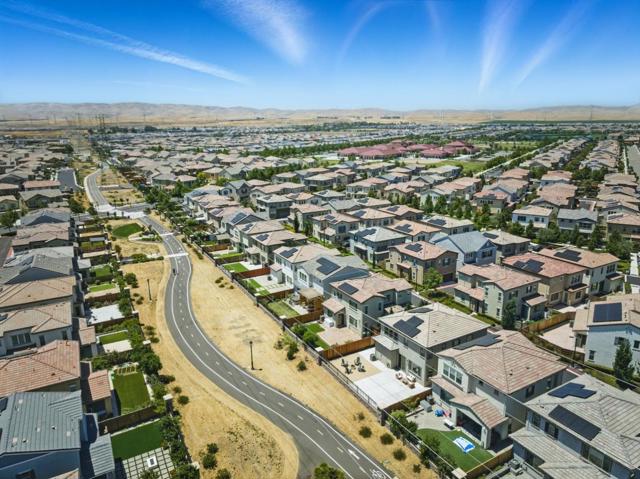 1122 S Morning Glory Drive, Mountain House CA: https://media.crmls.org/mediaz/db71719f-c764-44fb-9db9-a478d302224b.jpg