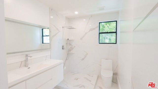10520 Ashton Avenue, Los Angeles CA: https://media.crmls.org/mediaz/db72666e-d5ab-4ab5-b939-5affbf782b24.jpg