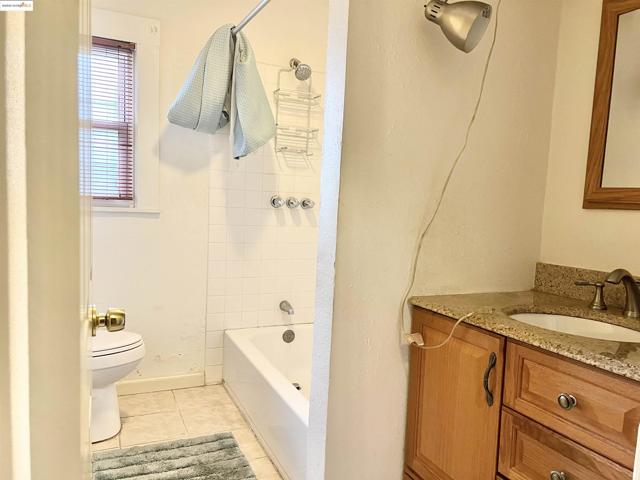 9719 Holly St, Oakland CA: https://media.crmls.org/mediaz/db72b3fa-0cac-4c74-97a3-5e20d871fe38.jpg