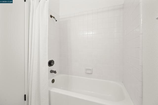 39 Crane Ct, Alameda CA: https://media.crmls.org/mediaz/db72bfdd-744c-40a8-ba19-9df27744c3f1.jpg