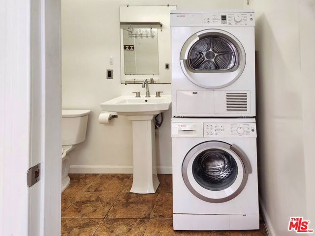 215 W 7th Street, Los Angeles CA: https://media.crmls.org/mediaz/db73ca67-7df5-4747-aa03-ca93d8a955f0.jpg