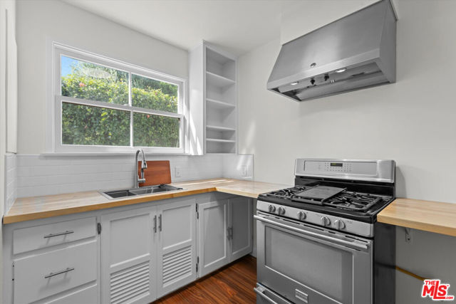 711 Pier Avenue, Santa Monica CA: https://media.crmls.org/mediaz/db752c87-7a1b-4aab-a20d-864171532f06.jpg