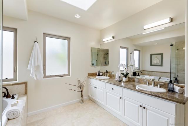 7520 Draper Ave, La Jolla CA: https://media.crmls.org/mediaz/db75eebb-7822-41a4-a060-deb54f452c53.jpg