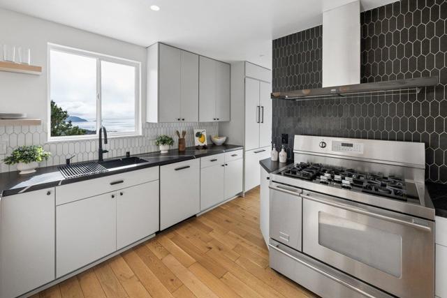 170 Beachview Avenue, Pacifica CA: https://media.crmls.org/mediaz/db76ad9b-07fe-4853-b84d-e6e6e017585a.jpg