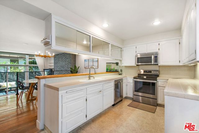 5326 Fairview Boulevard, Los Angeles CA: https://media.crmls.org/mediaz/db76ce68-c7f4-4a71-9b9a-d1fa149174d0.jpg