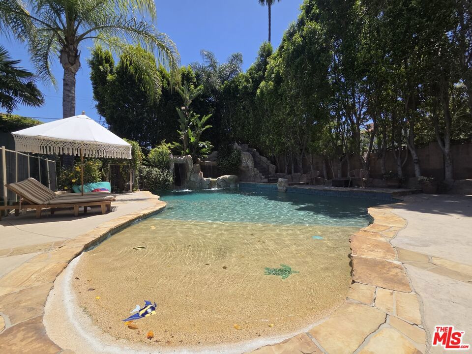 https://media.crmls.org/mediaz/db776d25-4393-4375-9f90-17969123940d.jpg?preset=X-Large