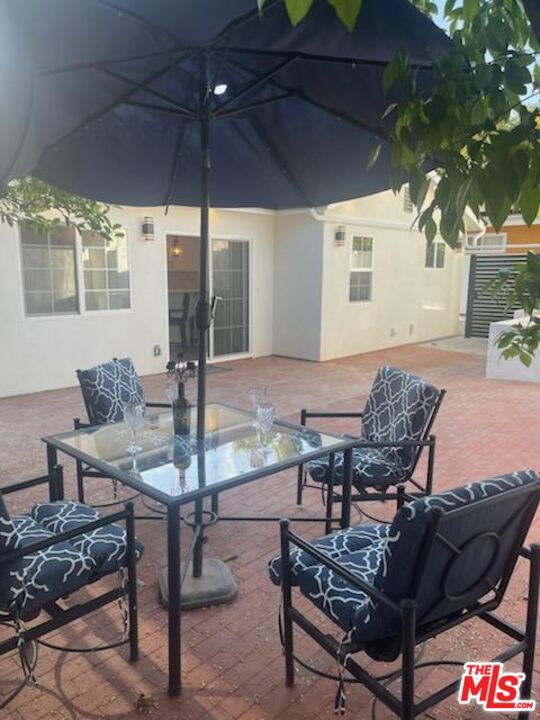 4522 Mammoth Avenue, Sherman Oaks CA: https://media.crmls.org/mediaz/db7a0e27-1ae5-4843-810a-bed07c59e2a8.jpg