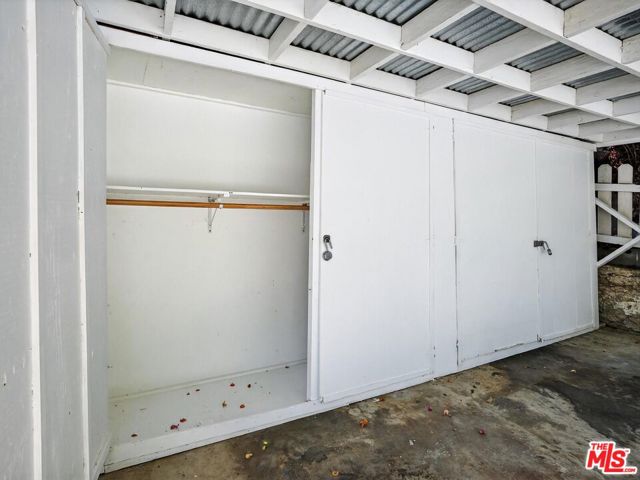 2565 Glen Green Street, Los Angeles CA: https://media.crmls.org/mediaz/db7b70c9-fcc1-43c4-afc6-907bf0d1808a.jpg