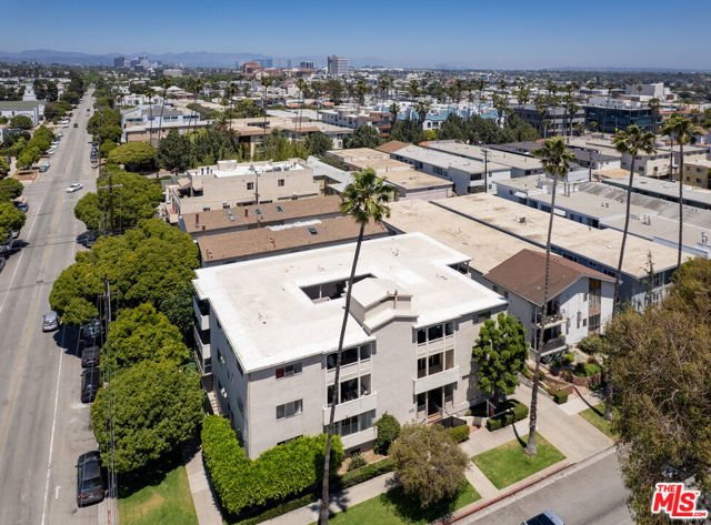 1101 Lincoln Boulevard, Santa Monica CA: https://media.crmls.org/mediaz/db7cf201-2f8f-414a-8ab2-c320e46d0167.jpg
