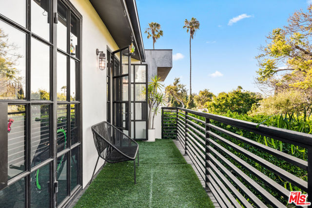 3159 Thatcher Avenue, Marina del Rey CA: https://media.crmls.org/mediaz/db7e1a3e-ccdd-4861-815a-148cd2a00cfb.jpg