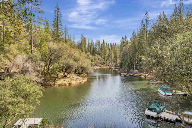 20244 Lower Skyridge Dr, Groveland CA: https://media.crmls.org/mediaz/db7eb2a0-ce91-4262-96c6-df3f46b34737.jpg